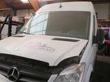 une camionnette blanche garée dans un garage