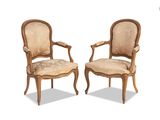 paire de fauteuils de style Louis XV à accoudoirs rembourrés