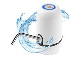 le distributeur d'eau est raccordé à un robinet muni d'un bec métallique