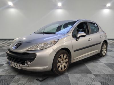 la petite voiture argentée est garée dans une grande pièce