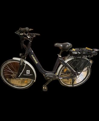 un vélo noir avec un panier à l'arrière