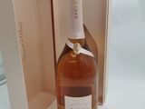 la bouteille de vin se trouve dans la boîte posée sur la table