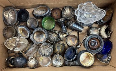 une boîte remplie d'objets en argent et en verre