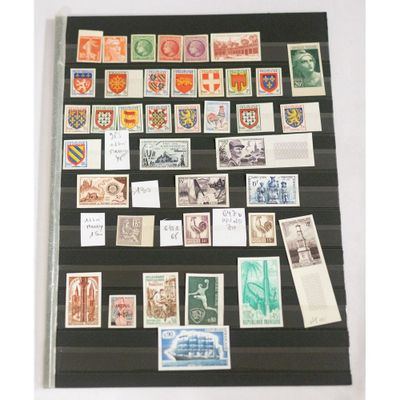 de nombreux types de timbres exposés au mur