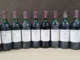 six bouteilles de vin sont alignées sur une table