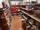 une pièce remplie de nombreuses étagères et de nombreuses boîtes