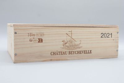 un coffret en bois contenant une bouteille de vin
