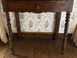 une table en bois sur laquelle se trouve un vase