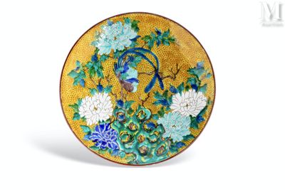 JAPON, XXème siècle Plat émaillé à décor polychrome sur fond…