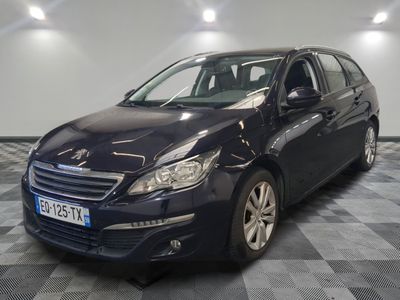 la voiture bleue est garée sur un sol en damier dans le garage