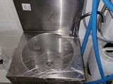 un évier en inox avec un tuyau bleu à côté