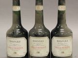 trois bouteilles de vin posées l'une à côté de l'autre sur une table