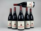 six bouteilles de vin rouge sont alignées