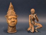 deux statues représentant un homme et une femme assis l'un à côté de l'autre