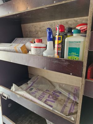une étagère sur laquelle se trouvent de nombreux objets différents