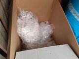 une boîte en carton remplie d'une grande quantité de matière blanche