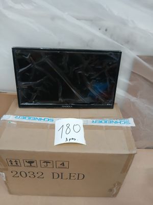 une boîte sur laquelle est posée une télévision