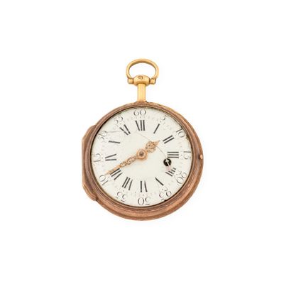 une montre de poche en or avec des chiffres romains sur le cadran