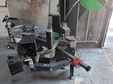 une photo d'une moto en cours de réparation dans un garage