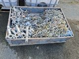 une boîte en bois remplie d'une multitude d'outils de toutes sortes