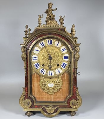 une horloge posée sur une table