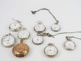 de nombreux types de montres de poche sur la table