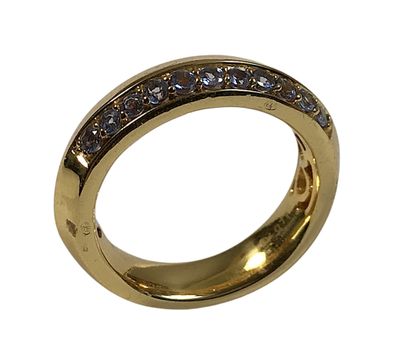 gros plan d'une bague en or avec des diamants sur fond blanc