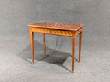 une petite table sur laquelle se trouve un échiquier