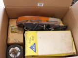 une boîte en carton remplie d'objets hétéroclites