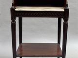 un bureau ancien en bois avec un plateau en marbre, sur fond blanc