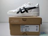 La boîte contient une paire de baskets blanches et noires.