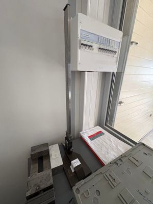 l'image d'une machine qui travaille sur une feuille de papier