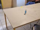 une table sur laquelle se trouve une bouteille d'eau, dans la cuisine