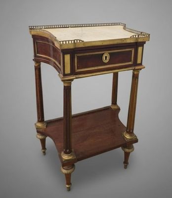 une table d'appoint de style ancien, avec un plateau en marbre et des finitions dorées