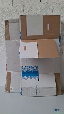 des boîtes empilées les unes sur les autres sur une surface blanche