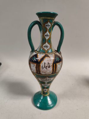 deux vases posés sur une table