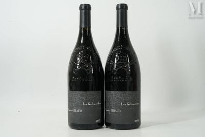 deux bouteilles de vin posées sur une table blanche