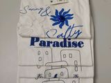 un gros plan sur une chemise blanche ornée d'une fleur bleue