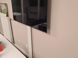 un téléviseur à écran plat fixé au mur d'une pièce