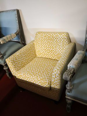 two chairs that are next to each other in a room