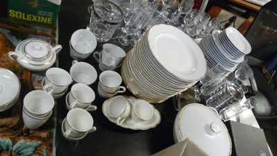 beaucoup de vaisselle et de tasses sur la table