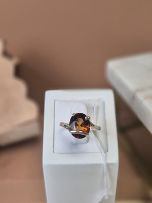 une bague qui se trouve dans une boîte sur une table
