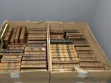 des boîtes de livres sont empilées dans une pièce