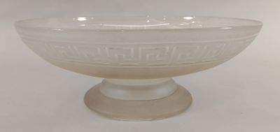 un bol en verre blanc posé sur un socle, sur une surface blanche
