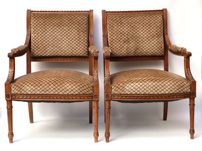 paire de chaises anciennes avec coussins rembourrés