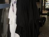 deux robes noires et blanches accrochées au mur