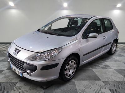 la photo d'une petite voiture argentée garée dans un garage