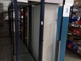 une photo d'un magasin dont la grande porte est ouverte