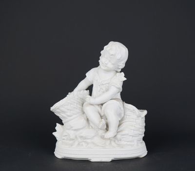 une figurine blanche représentant un garçon assis sur un rocher