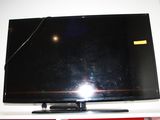 une télévision à écran plat posée sur une étagère blanche